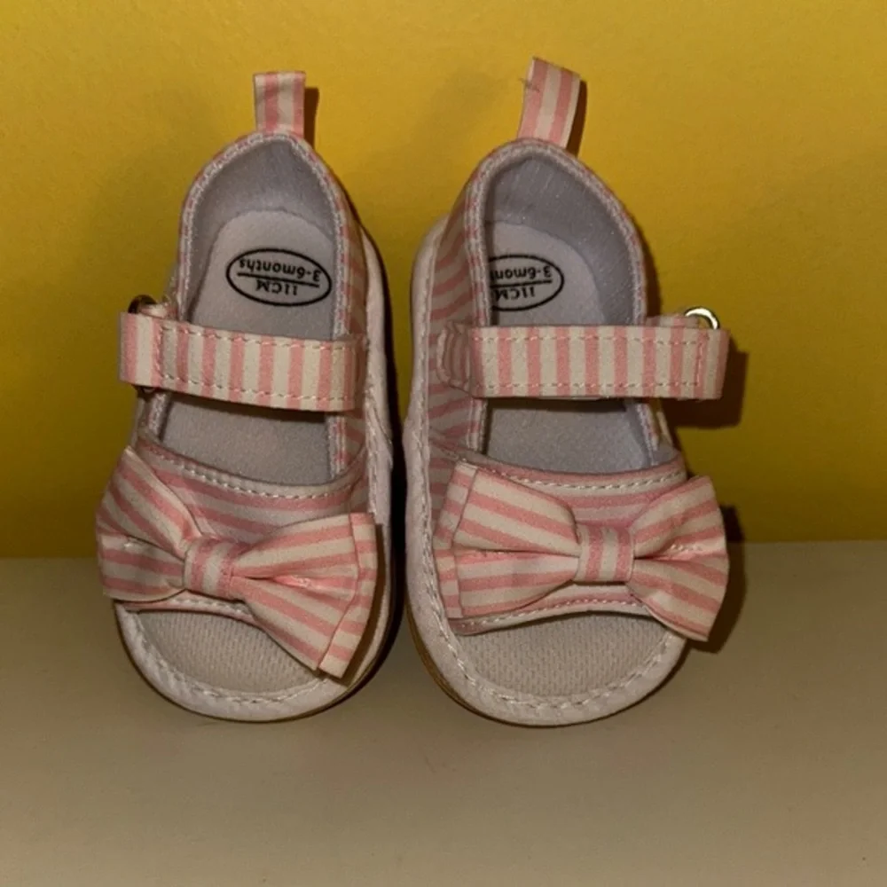 5 / $20 💖 Pink Striped Kids Shoes with Bow